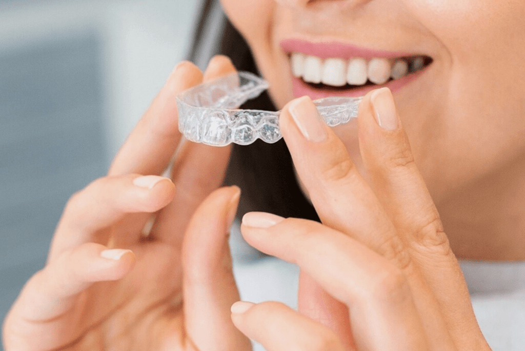 Invisalign şeffaf plak tedavisi günümüzde en çok kullanılan şeffaf plak tedavi yöntemidir.